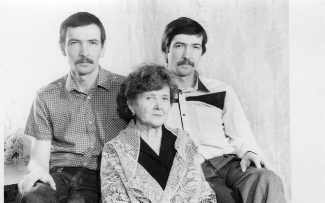 Файл:Ходыревы Нонна Сережа и Саша.jpg