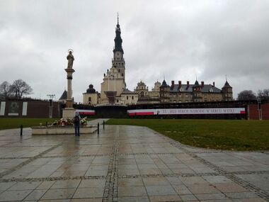 Ясна Гура (вигляд з алеї Пресвятої Діви Марії)