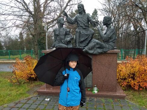 Біблійна алея перед фортецею.