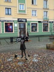 ... і поряд фонтанчик "Дівчинка з голубами".