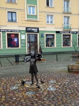 ... і поряд фонтанчик "Дівчинка з голубами".