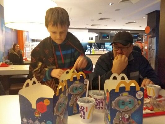 Піцерія з електронними табло для замовлень.